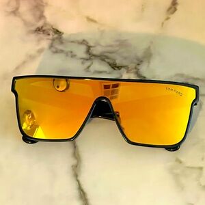 Comes with authentication envelope, box, cleaning cloth and case.